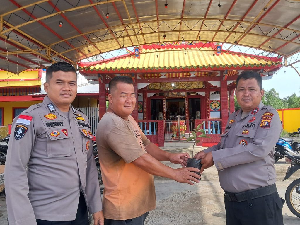 Dukung Program Penghijauan Kapolda Riau, Polsek Rasbar Tanam Bibit Pohon Jambu Bol